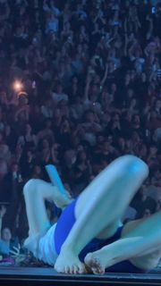 Lorde feet photo thumbnail