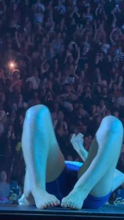 Lorde feet photo thumbnail