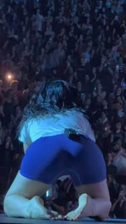 Lorde feet photo thumbnail