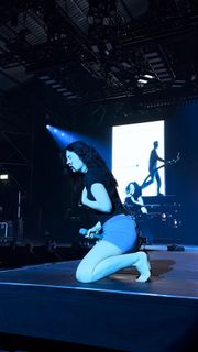 Lorde feet photo thumbnail