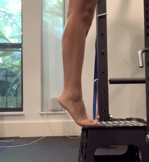 Lorena Abreu feet photo thumbnail