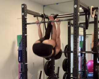 Lorena Abreu feet photo thumbnail