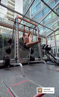 Lorena Abreu feet photo thumbnail