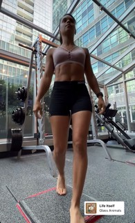 Lorena Abreu feet photo thumbnail