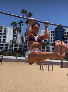 Lorena Abreu feet photo thumbnail