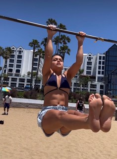 Lorena Abreu feet photo thumbnail