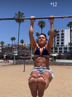 Lorena Abreu feet photo thumbnail