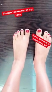 Lorenza Izzo feet photo thumbnail