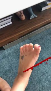 Lorenza Izzo feet photo thumbnail