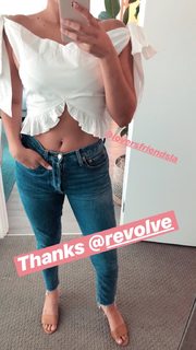 Lorenza Izzo feet photo thumbnail