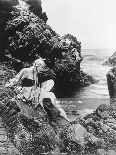 Loretta Young feet photo 5