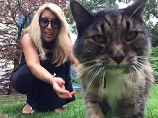 Lori Greiner feet photo thumbnail