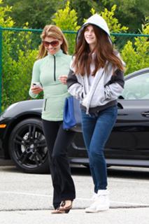 Lori Loughlin feet photo thumbnail