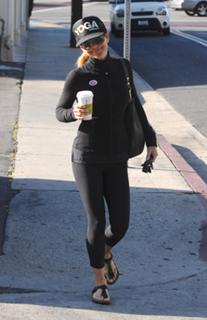 Lori Loughlin feet photo thumbnail