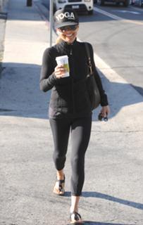 Lori Loughlin feet photo thumbnail