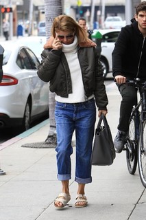 Lori Loughlin feet photo thumbnail