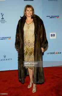 Lorraine Bracco feet photo thumbnail