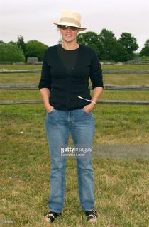 Lorraine Bracco feet photo thumbnail