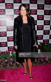 Lorraine Bracco feet photo thumbnail