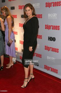 Lorraine Bracco feet photo thumbnail