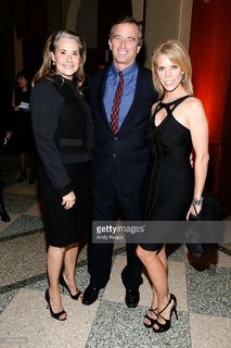 Lorraine Bracco feet photo thumbnail