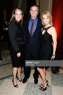 Lorraine Bracco feet photo thumbnail