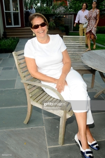 Lorraine Bracco feet photo thumbnail