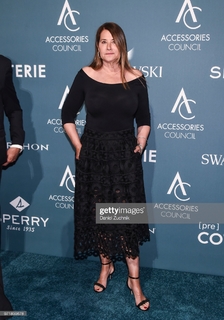 Lorraine Bracco feet photo thumbnail