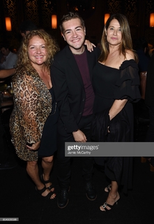 Lorraine Bracco feet photo thumbnail