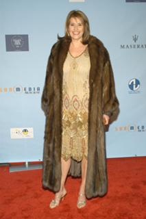 Lorraine Bracco feet photo thumbnail