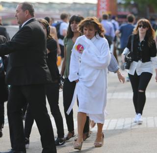Lorraine Kelly feet photo thumbnail
