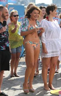 Lorraine Kelly feet photo thumbnail