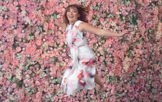 Lorraine Kelly feet photo thumbnail