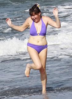 Lorraine Kelly feet photo thumbnail