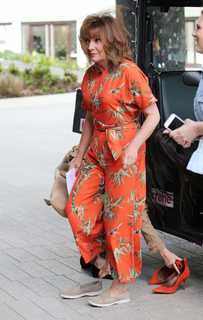 Lorraine Kelly feet photo thumbnail
