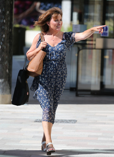 Lorraine Kelly feet photo thumbnail