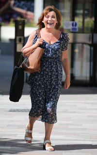 Lorraine Kelly feet photo thumbnail