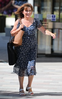 Lorraine Kelly feet photo thumbnail