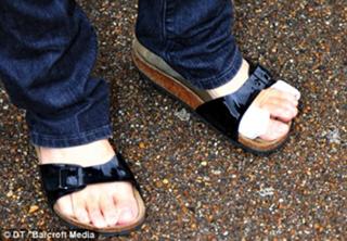 Lorraine Kelly feet photo thumbnail