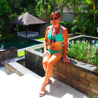 Lorraine Kelly feet photo thumbnail