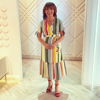 Lorraine Kelly feet photo thumbnail