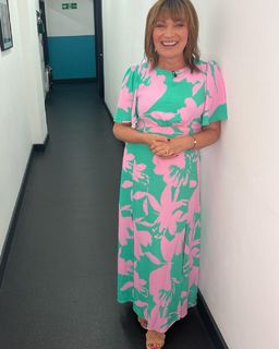 Lorraine Kelly feet photo thumbnail
