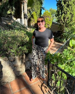Lorraine Kelly feet photo thumbnail