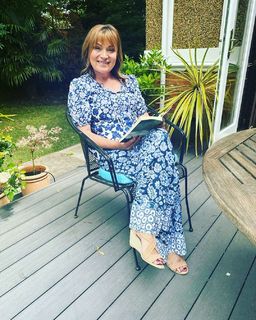 Lorraine Kelly feet photo thumbnail