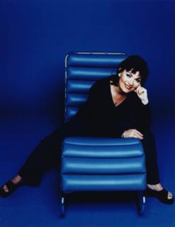 Lorraine Kelly feet photo thumbnail