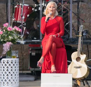 Lorrie Morgan feet photo 13
