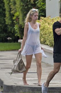 Lottie Moss feet photo thumbnail