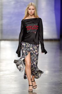 Lottie Moss feet photo thumbnail