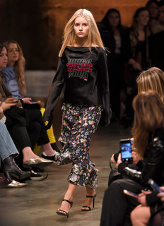 Lottie Moss feet photo thumbnail