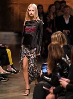 Lottie Moss feet photo thumbnail